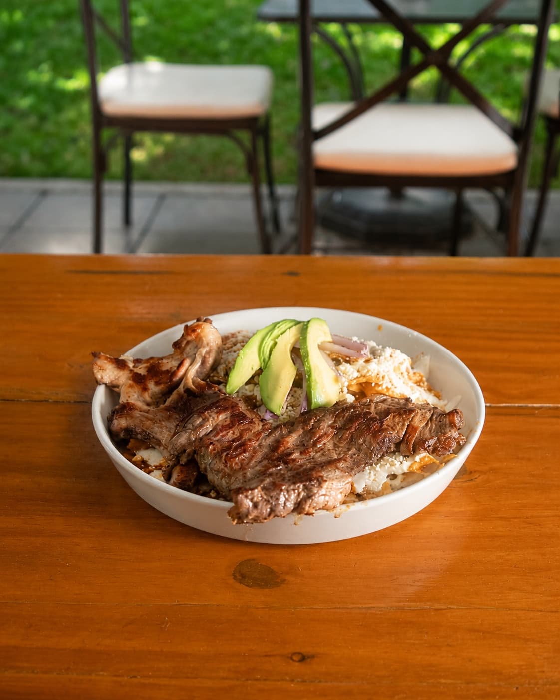 Chilaquiles Shukran El Jefe con bistec, pollo y aguacate