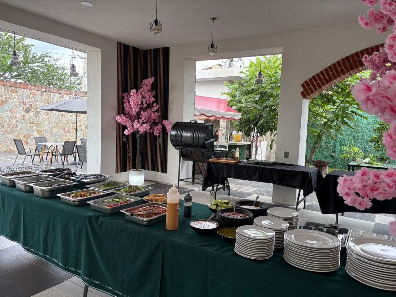 Buffet de Shukran servido con guisos, ensaladas, salsas y tortillas
