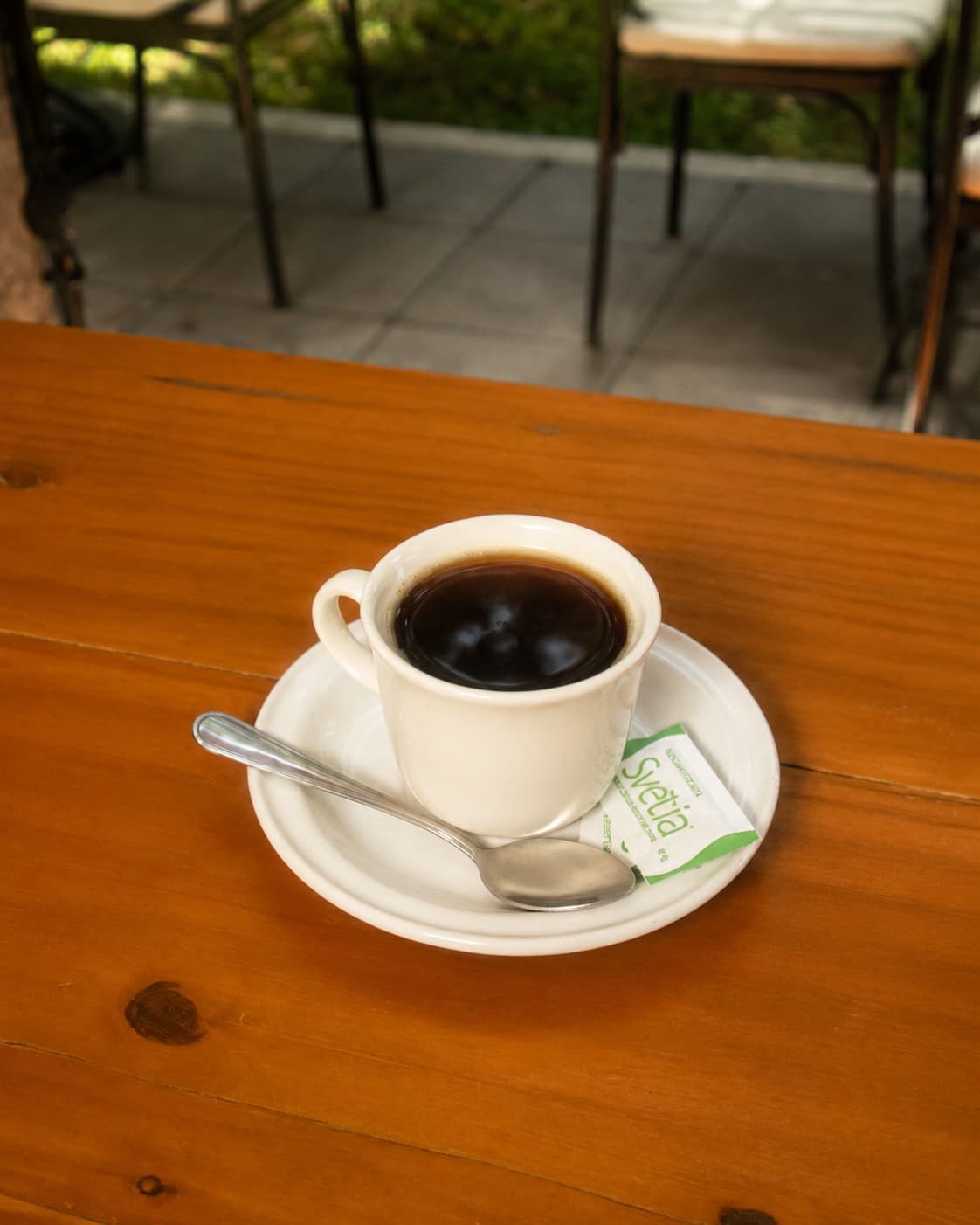 Café americano servido en taza de porcelana