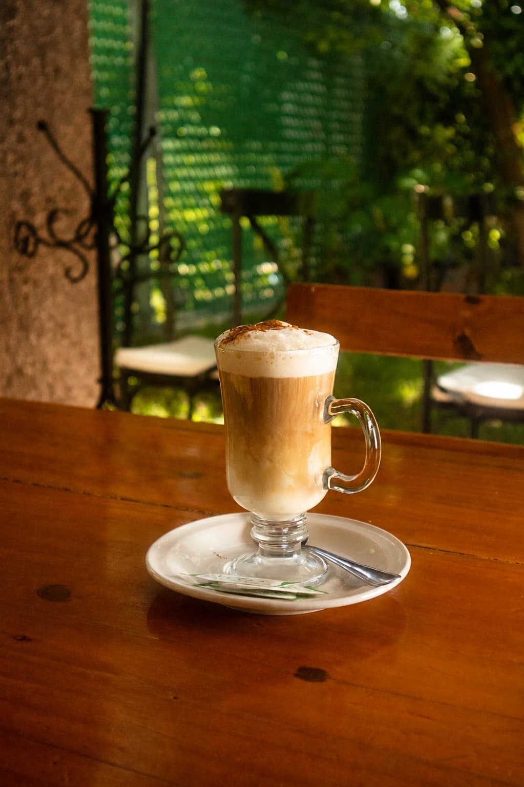Capuchino con espuma cremosa en vaso irlandés