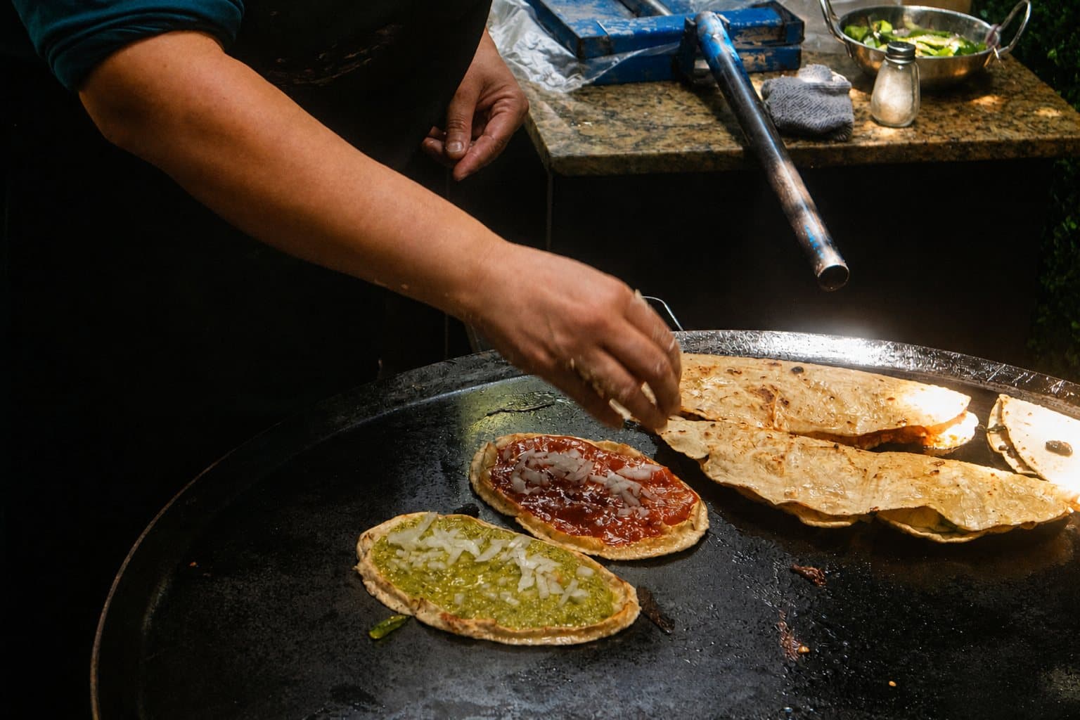 Preparación de quesadillas al comal en la cocina de Shukran