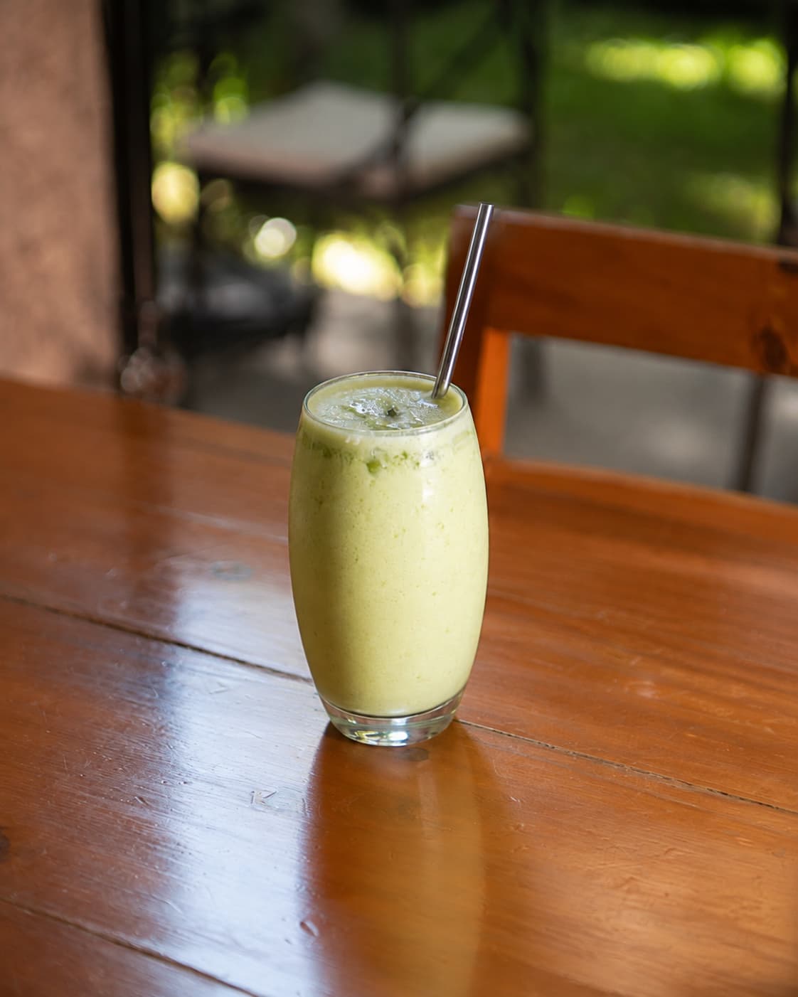 Matcha frío servido en vaso alto con popote