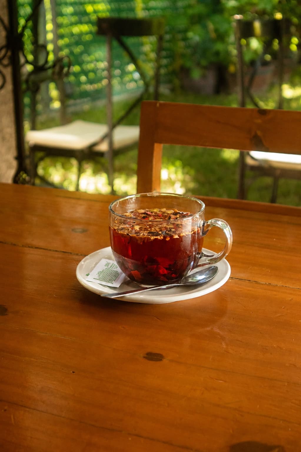 Tisana caliente servida en taza de cristal